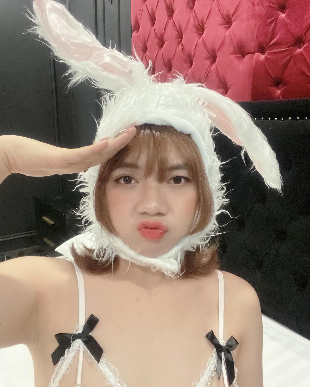 Bé thỏ trắng   có làm a say nắng (6).jpg