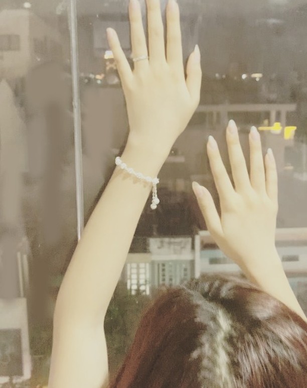 Sửa rèm, sửa ghế, lau kính... từ phòng khách ra tới cửa sổ, ai 'đảm đang' như em (3).jpg