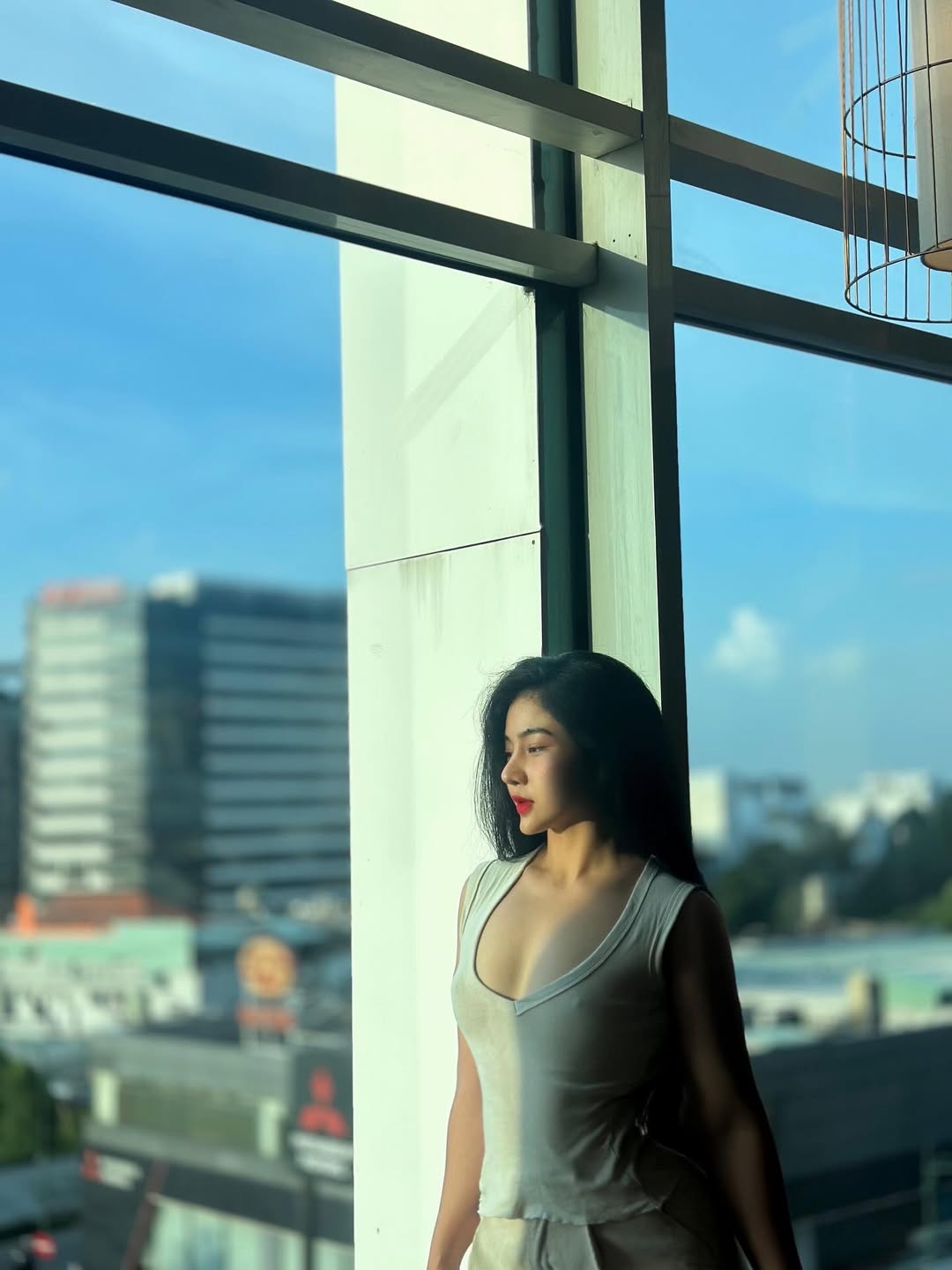 “Chúng ta luôn sợ phải nói ra, nhưng lại mong người khác có thể tự hiểu.”.jpg